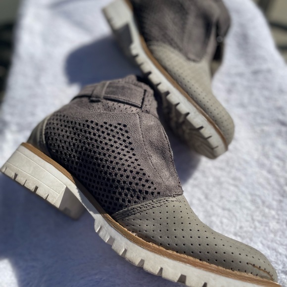 Grey suede coconuts by Matisse brand booties size 6 - Picture 6 of 6